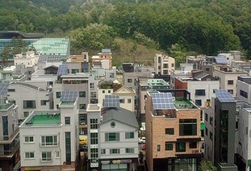 기후에너지과-태양광 발전설비 설치한 성남지역 주택가.jpg