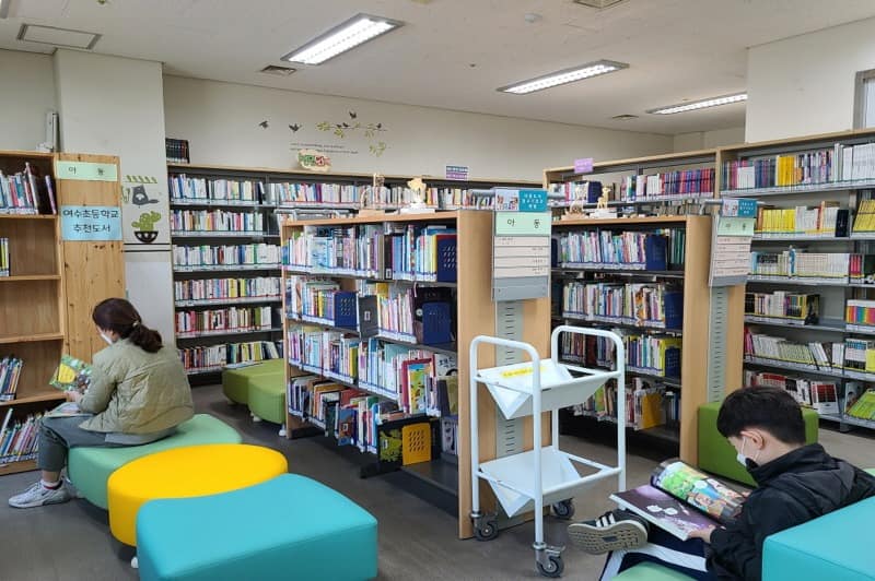 도서관지원과-성남시가 우수 작은도서관으로 인증한 ‘꿈앤휴 작은도서관’ 안.jpg