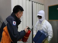 (언론보도사진) 성남소방서, 따뜻한 동행을 위한 외국인 근로자에게 설 명절 선물세트 전달(2023.1.13.).JPG