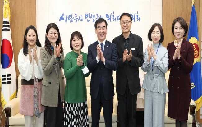 230209 염종현 의장, ‘숲 교육’ 확대 위한 계속사업 발굴 제안...9일 한국숲유치원협회 경기지회 면담 (1).jpg