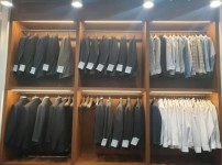 고용노동과-성남시 지정 업체인 스플렌디노에 면접용 재킷과 셔츠가 걸려 있다.jpg