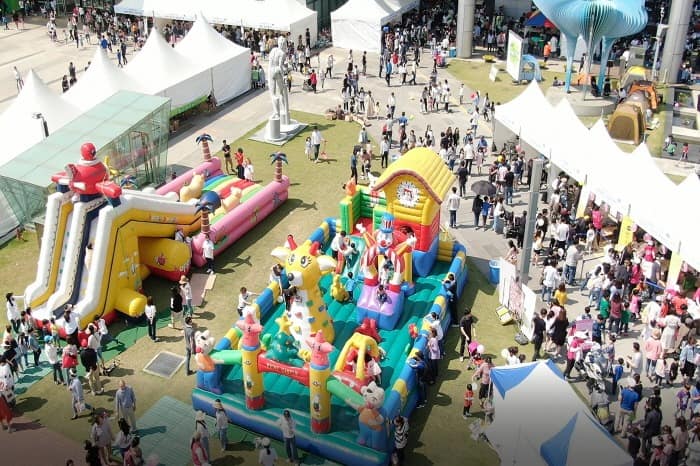 아동보육과- 어린이날 놀이터로 개방한 성남시청 광장 전경(2019년 사진).jpg