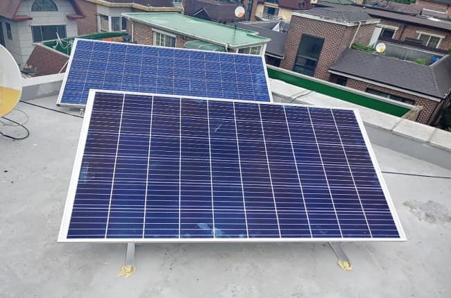 기후에너지과-성남시내 단독주택 옥상에 설치한 앵커형 미니태양광 발전설비.jpg