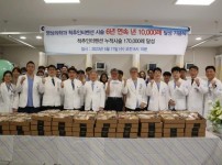 [사진] 병원 집행진과 척추인터벤션팀이 행사를 기념하고 있다.JPG