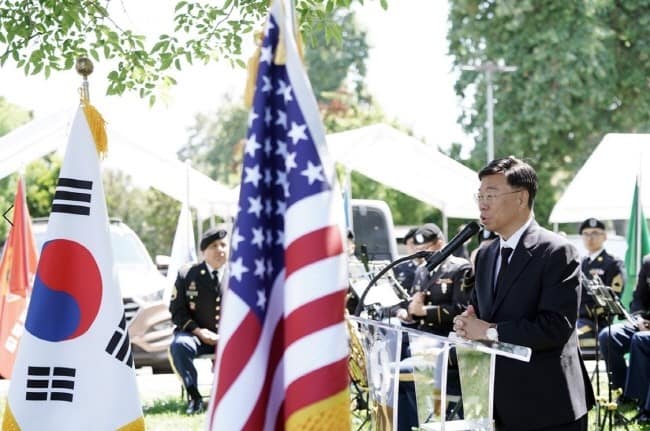 신상진 성남시장이미국 풀러턴에 위치한 한국전참전기념비에서 열린 제 73주년 6.25 한국전쟁 기념식에서 축사하고 있다..jpg