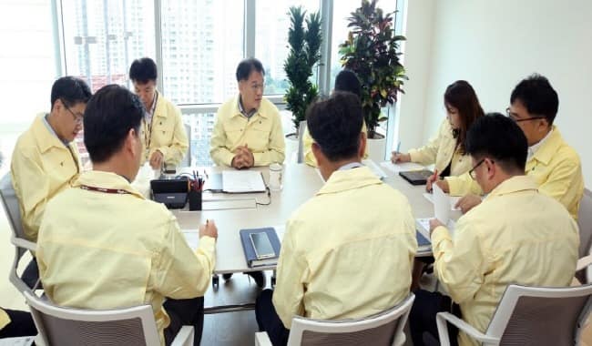 230809 경기도교육청, 태풍 카눈 대비 긴급 대책회의(학교안전과) 사진1.jpg