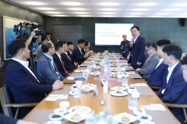 230908 건설교통위원회, 김동연 경기도지사와 ‘여야정 협치’ 활성화 다짐 (1).jpg