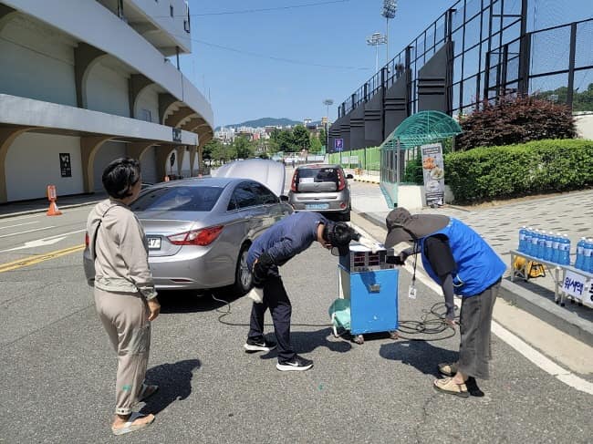 중원구청-지난 5월 성남종합운동장 하키장 앞 부지에서 자동차 배출가스 무료 점검 중.jpg