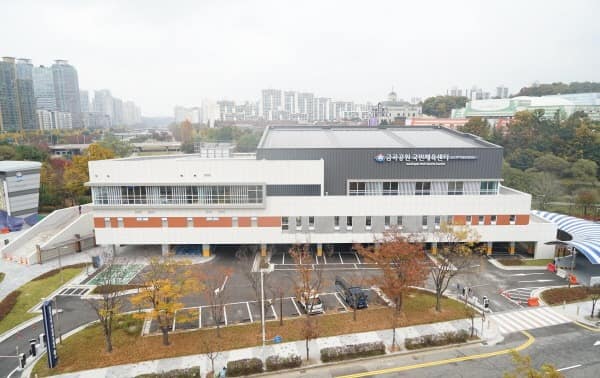체육진흥과-성남시 분당구 정자동에 있는 금곡공원 국민체육센터 전경.jpg