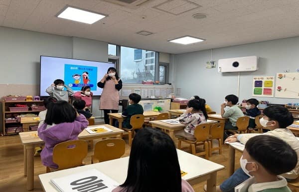 미세먼지대응팀-성남시내 어린이집 교사가 미세먼지 마스크 착용법과 주의사항을 교육하고 있다.jpg
