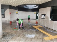 공원과-봄맞이 성남시내 모란근린공원 화장실 청소 중(자료사진).jpg