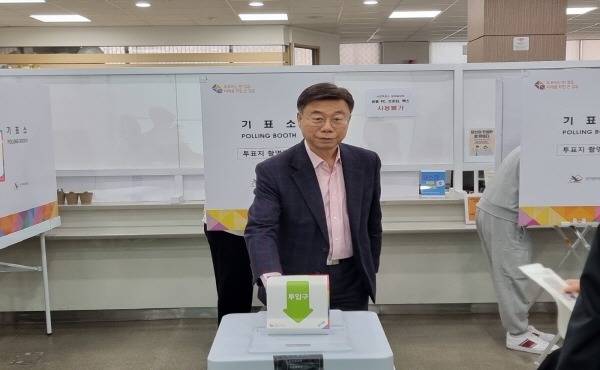 신상진 성남시장이 중원구 하대원동 행정복지센터 사전투표소에서 투표하는 사진2.jpg