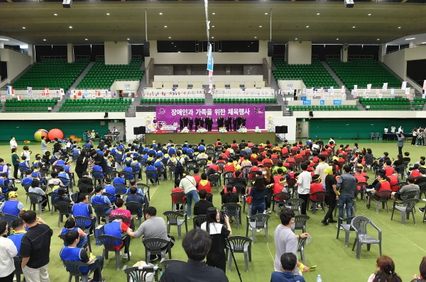 장애인복지과-지난해 6월 성남 실내체육관에서 열린 장애인 체육대회 때 축하공연.JPG