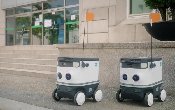 미래산업과-성남시가 도입 예정인 실외 자율주행 배달로봇의 모습2.jpg