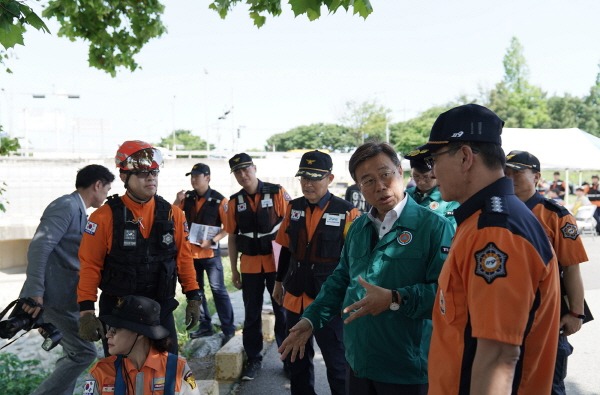 재난안전관-신상진 성남시장이 23일 재난대응 능력 강화를 위한 ‘안전한국훈련’ 에 참석하고 있다. .JPG
