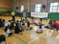 재난안전관-성남시 어린이 안전체험캠프에서 응급처치 체험교실이 열리고 있다 (2023 자료사진).jpg
