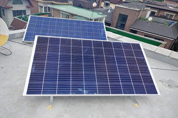 기후에너지과-옥상에 미니태양광 모듈 전지판 설치한 성남시내 주택.jpg
