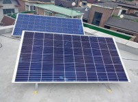 기후에너지과-옥상에 미니태양광 모듈 전지판 설치한 성남시내 주택.jpg width: 200px; height : 150px