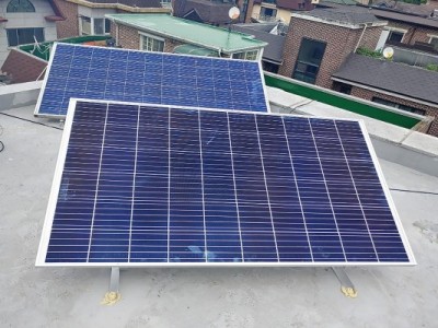 기후에너지과-옥상에 미니태양광 모듈 전지판 설치한 성남시내 주택.jpg