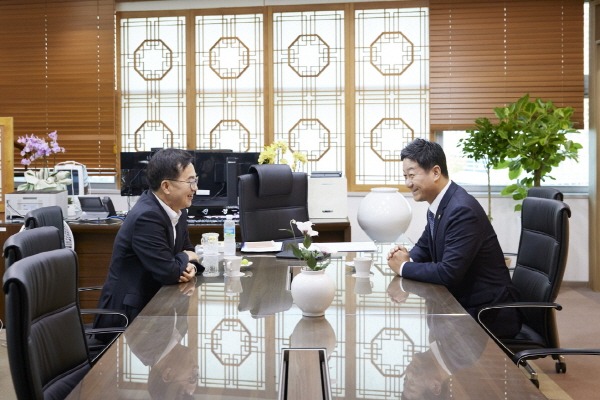 240816 김진경 의장, 김동연 지사와 ‘깜짝 회동’...도의회-경기도 간 소통.협력 강화 공감대 형성 (1).jpg