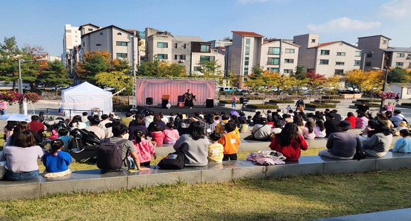 여성가족과-지난해 10월 성남시육아종합지원센터에서 열린 육아데이 행사 때 마술 공연 관람 중이다.jpg